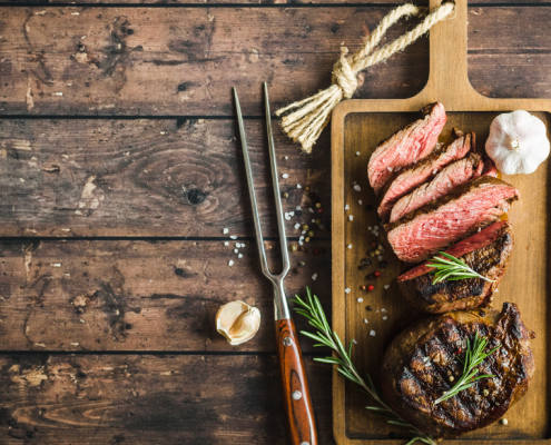 Steak cooked with the use of grilling accessories