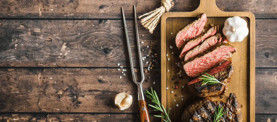 Steak cooked with the use of grilling accessories