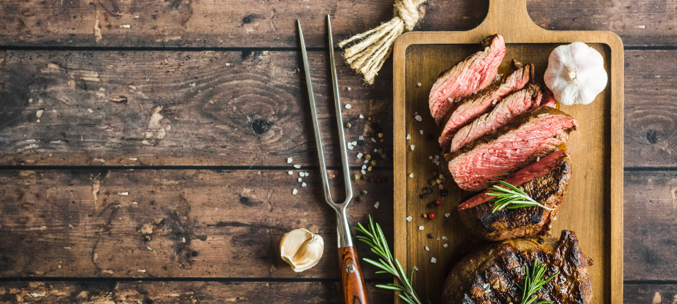 Steak cooked with the use of grilling accessories