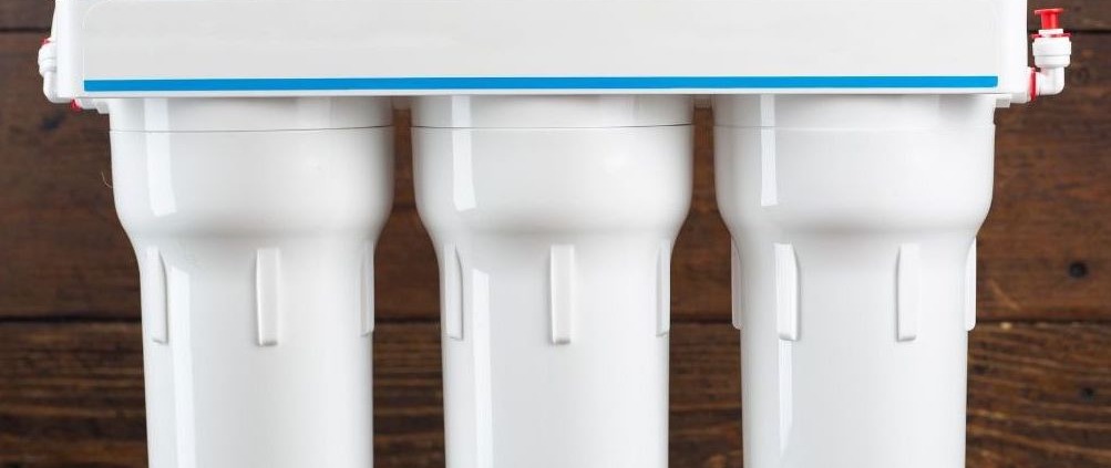 reverse osmosis filtration system on wooden surface