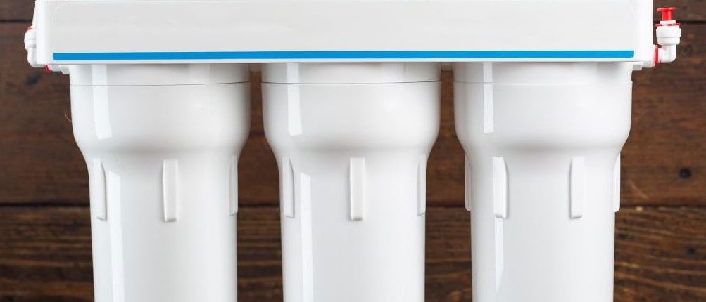 reverse osmosis filtration system on wooden surface