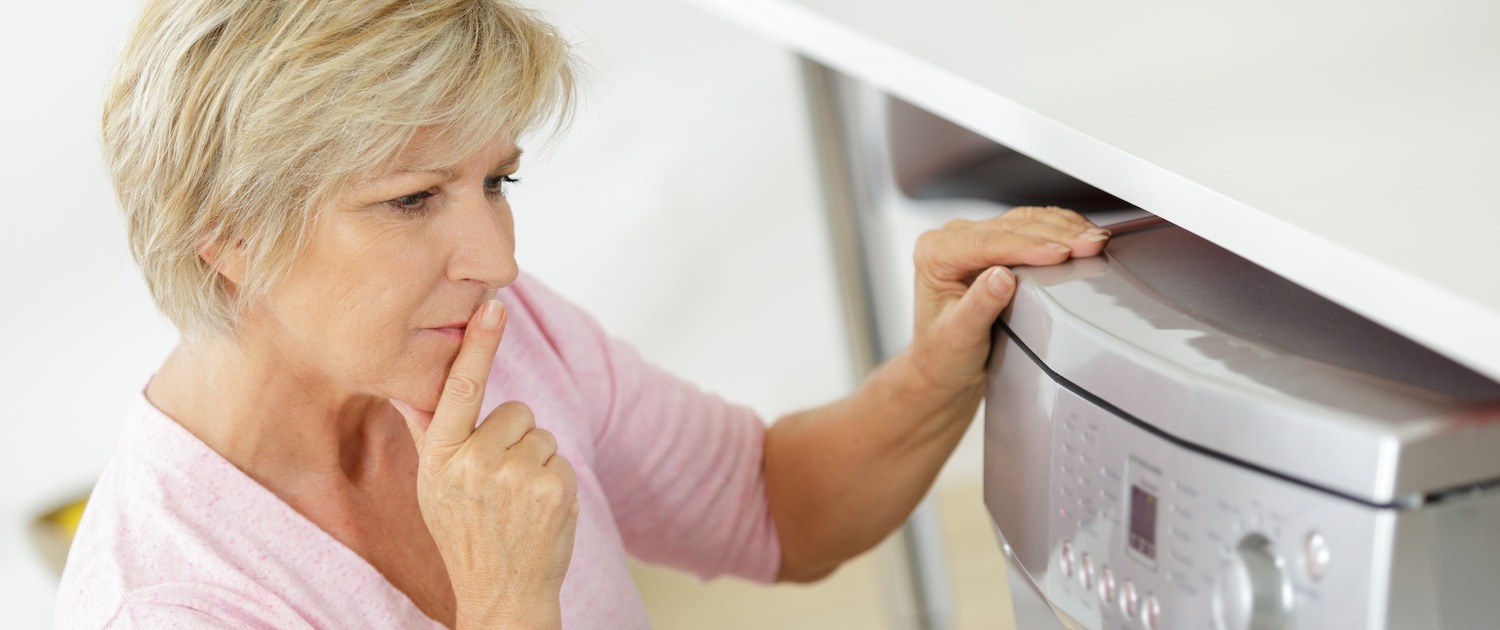 Lady,Using,A,Wasching,Machine