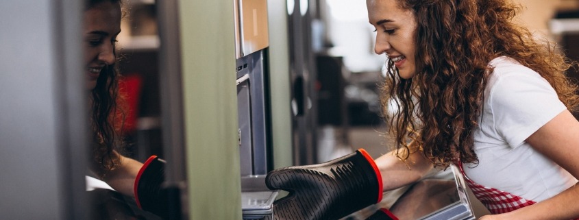 Woman baking picture by Senivpetro on Freepik