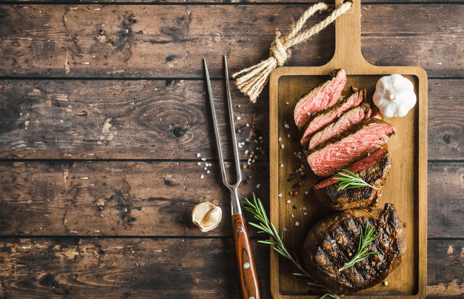 Steak cooked with the use of grilling accessories