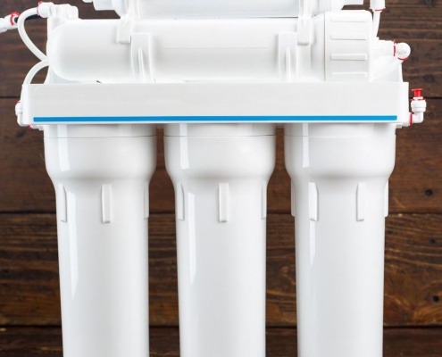 reverse osmosis filtration system on wooden surface